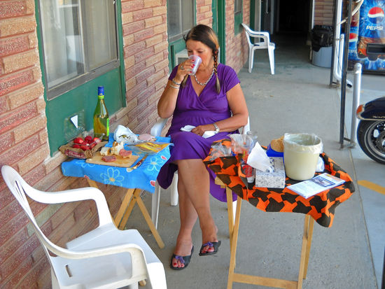 In Greybull, vor dem Antlers Inn - hier könnt ihr sehen, wie wir Picknick machen - alles Nötige ist vorhanden.