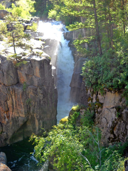 Shell Falls - hier fallen aus 36 m Höhe 3.600 Gallonen Wasser pro Sekunde in die Tiefe (= Wasser von 148 Duschen/Sekunde).