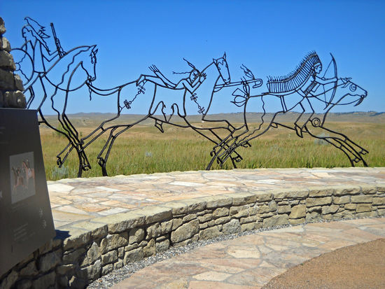 Little Bighorn Battlefield National Monument - Indian Memorial
Die drei Drahtgitterfiguren erinnern an die drei Völker der Sioux, Cheyenne und Arapaho, die an der Schlacht beteiligt waren.