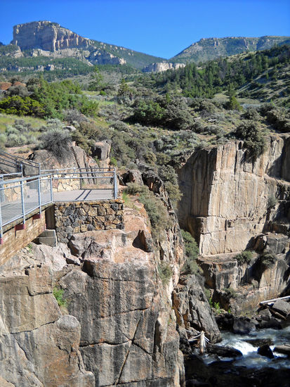Shell Falls - hier sieht man den Rundweg, der auf Info-Tafeln viel Wissenwertes aufzeigt.