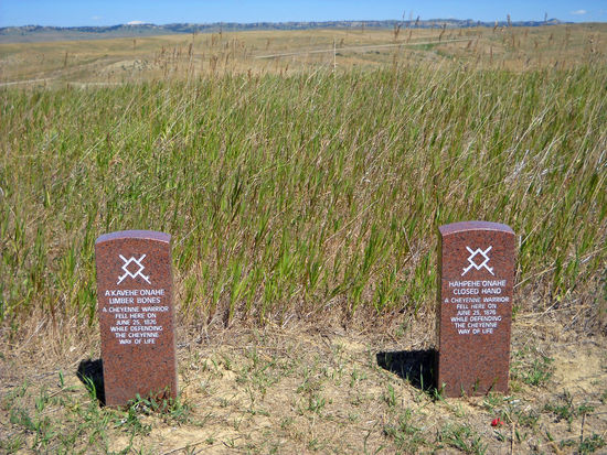 Little Bighorn Battlefield National Monument - hier zwei der wenigen Grabsteine für gefallene Indianer.
