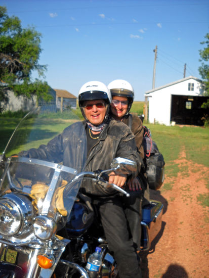 Wir nehmen Abschied von Lois in Grassy Butte.  Ihre Gastfreundschaft war umwerfend. Wir hoffen, sie einmal gesund wiederzusehen.