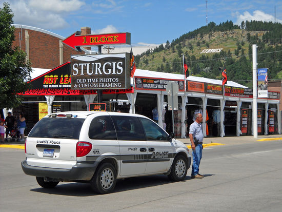Sturgis - Hier findet alljährlich das berühmteste Motorradfahrertreffen der Welt statt - mehr als 600.000 Menschen fallen in die kleine Stadt (6.000 Einwohner) ein, erwartet von einem Großaufgebot an Polizeibeamten.
