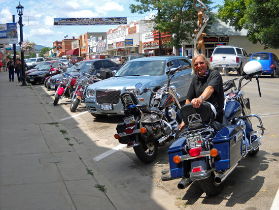 Sturgis - kurz vor Beginn der Rallye. Rolf wartet, während ich die Geschäfte unsicher mache.