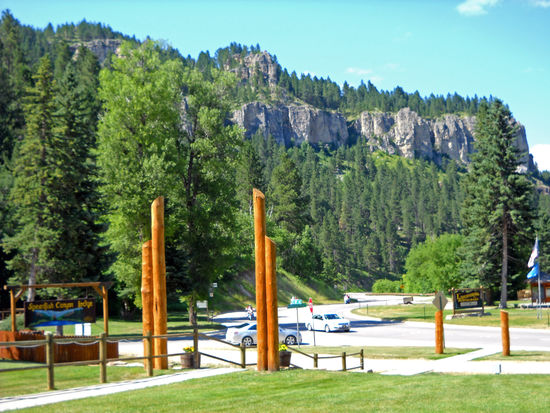 Blick von der Veranda der Spearfish Canyon Lodge - man beachte die Holzstämme - ohne Verzierung! Neugierig wie ich bin, gehe ich der Sache auf den Grund.