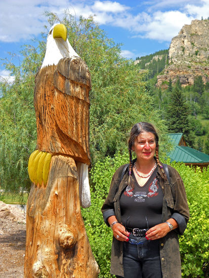 Diese schönen Adler, handgeschnitzt (wir waren mal bei der Bearbeitung dabei), schmückten früher den Eingang der Spearfish Canyon Lodge. Wegen angeblicher Unfallgefahr mußten die Schnitzereien entfernt werden und wurden nun auf der gegenüberliegenden Seite, Richtung Restaurant, aufgestellt.