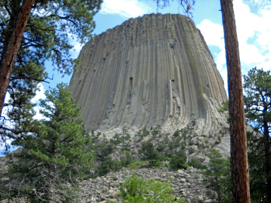 Devils Tower National Monument - ein heiliger Ort div. Indianer-Stämme. Während ihrer Zeremonien ist das Betreten der Gegend verboten.