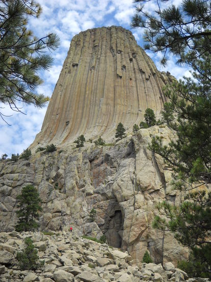 Devils Tower - ein Monolith, am Rande der Bear Lodge Mountains und der Black Hills gelegen, 265 m hoch und ca. 150 m im Durchmesser.
Der kleine rote Punkt ist ein Bersteiger, der Devils Tower erklimmen will.