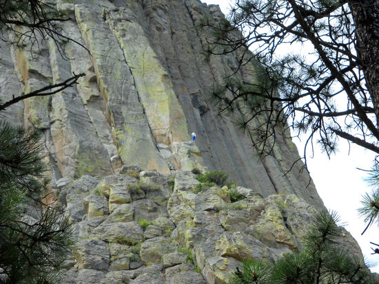 Bergsteiger am Devils Tower - Man sieht hier die Spuren der Krallen, die der Bär am Felsen hinterließ, als er die 7 Schwestern verfolgte (siehe Geschichte des Devils Tower, wie sie von den Kiowa erzählt wird).