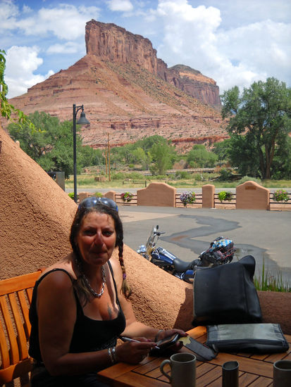 In der Gateway Canyon Lodge kostete der Kaffee 3 Dollar/Tasse, bei unserem letzten Besuch nur 1 Dollar. Trotzdem, ein schöner Platz zum Verweilen und Schreiben!