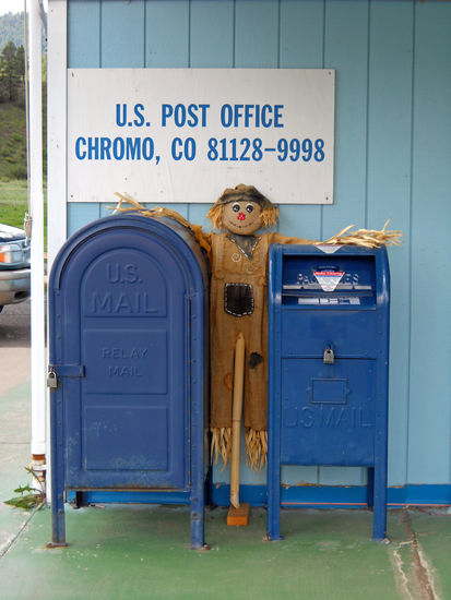 Auf dem Weg durch den San Juan National Forest kamen wir nach Chromo, wo wir diese witzigen Briefkästen sahen.