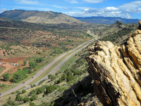 Skyline Highway - eine extrem schmale Straße, die über einen 800 m hohen Bergrücken, oberhalb von Canon City, verläuft.