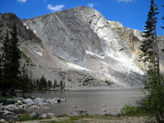 Scenic Wyoming Highway 130 durch den Medicine Bow National Forest - an einem der schönen Bergseen.