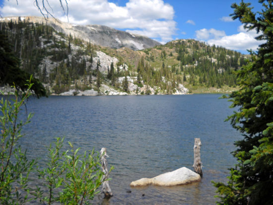 Einer der schönen Bergseen auf dem Snowy Range Scenic Byway.