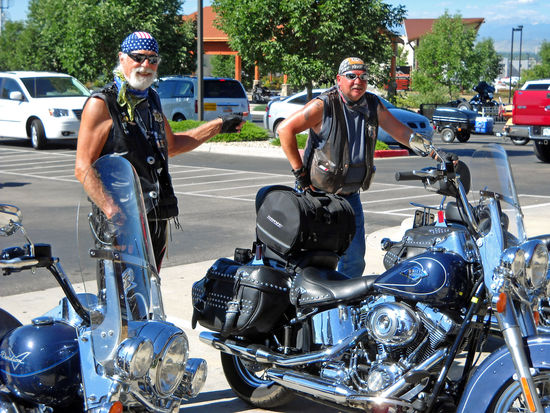 In Loveland beim Harley-Dealer treffen wir auf Thomas - rechts - vom Rulaman Chapter, der mit einer Gruppe auf Tour ist.