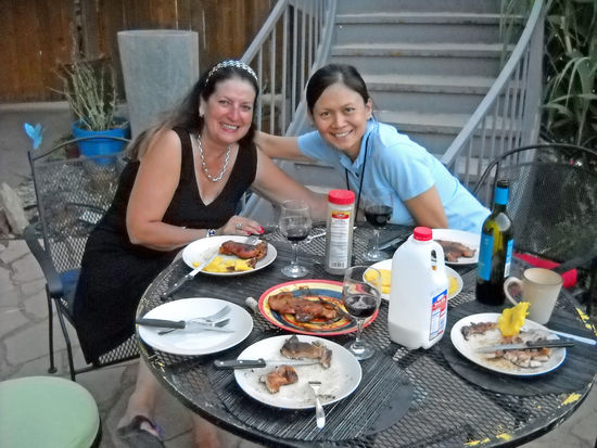Elina, die Besitzerin des Americas Best Value in Las Cruces, und Uschi
beim Barbecue im Garten. Dieses Hotel können wir nur empfehlen.