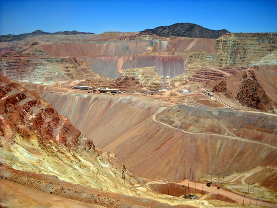 In der Nähe von Clifton - Blick in den Bauch der Erde - die größte Kupfermine Nordamerikas und eine der größten der Welt.