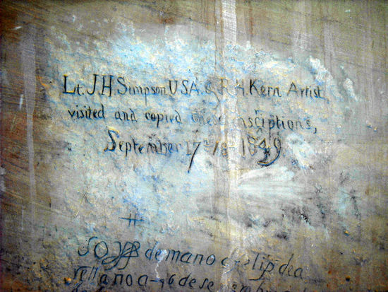 Inscription Rock - El Morro NM - Im Laufe der Zeit gravierten hier mehr als 2.000 Reisende ihren Namen und ihre Geschichte in den Sandstein.