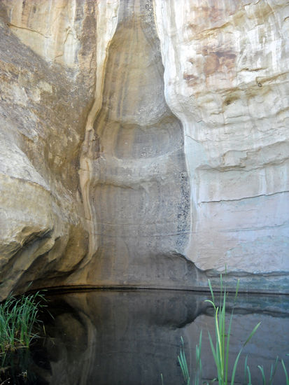 Natürliches Wasserbecken am Fuße El Morros