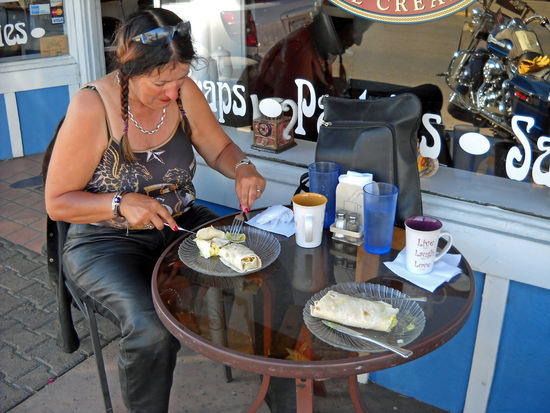 Wickenburg - im "Pony Express" haben wir leckere Burritos zum Frühstück, dazu Kaffee, endlos und natürlich Eiswasser. Das darf bei den Amis nie fehlen. Für uns aber meist ungenießbar, da es zu sehr nach Chlor schmeckt.