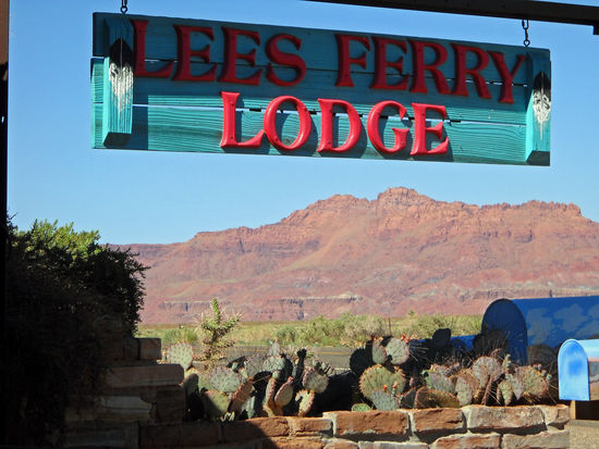 Ankunft in Lees Ferry Lodge im Marble Canyon - Blick auf die Vermillion Cliffs.