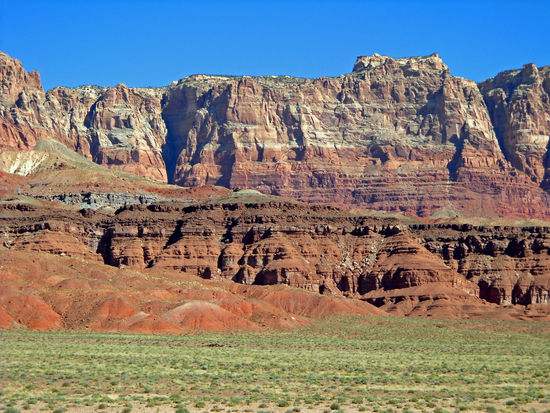 Vorbei an den Vermillion Cliffs auf dem Weg zum North Rim des Grand Canyon.