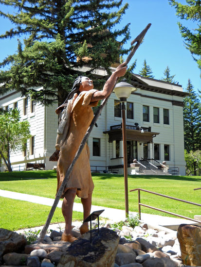 Indianerskulptur vor der öffentlichen Bücherei in Ely im Stadtpark.
In den öffentlichen Büchereien ist meist ein PC vorhanden, mit dem man kostenlos das Internet besuchen kann. Eine kleine Spende wird gern gesehen.