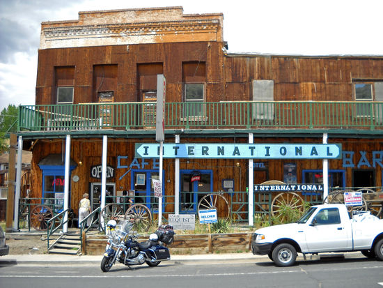 Austin - Das "International Cafe" hat mal bessere Zeiten gesehen.
Rolf meint jedcoh, wir sind hier im richtigen wilden Westen!