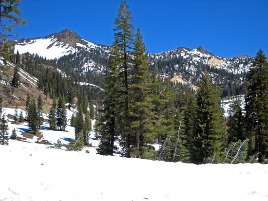Im Lassen Volcanic NP liegt noch viel Schnee.