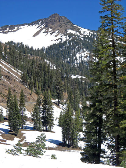 Blick auf den Lassen Peak, 3.187 m. Er gehört zu den Vulkanen, die den "Ring of Fire" um den Pazifischen Ozean bilden.