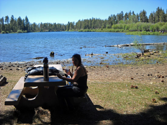 Picknick am Lake Manzanita im Lassen Volcanic NP - Nordseite.
