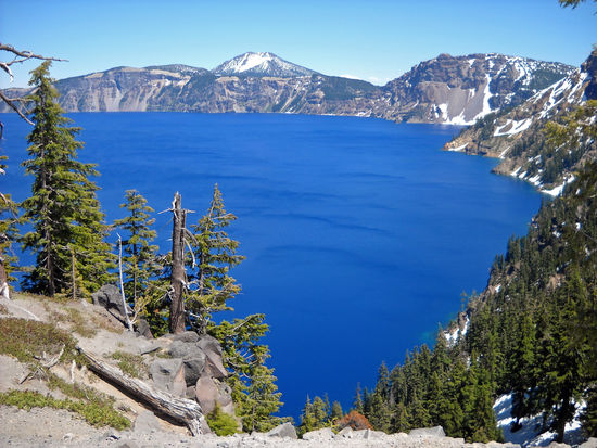 Crater Lake - mit 594 m  der tiefste See der USA.
Rolf hat hier mal wieder direkt am Abgrund fotografiert.