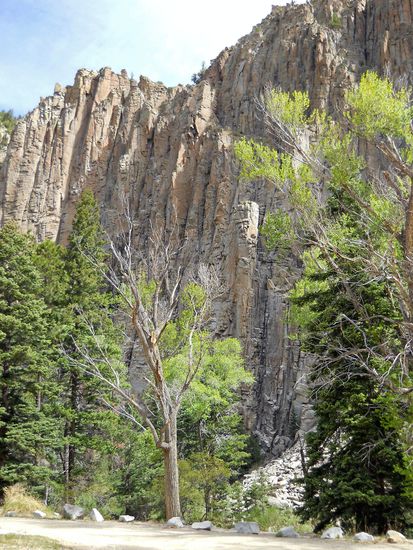Zunächst erreichen wir "Palisades Sill", spektakuläre Klippen, geschaffen vom Cimarron River vor mehr als 40. Mio. Jahren, als sich die südlichen Rocky Mountains falteten und auf 8.000 feet (2.438 m) hoben. Die Fahrt durch den Canyon zwischen Eagle Nest und Cimarron ist ein Traum.