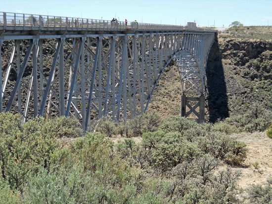 Rio Grande River Gorge Bridge - Die Brücke, 650 feet (200 m) über dem Rio Grande, ist die fünfthöchste Brücke in den USA. Sie ist Teil des HW 64, eine wichtige Ost-West-Straße. In mehreren Filmen, wie z. B. Natural Born Killer, Wild Hogs und Terminator Salvation spielte sie eine wichtige Rolle. Leider hat sie auch Berühmtheit erlangt durch eine Vielzahl von Selbstmorden.