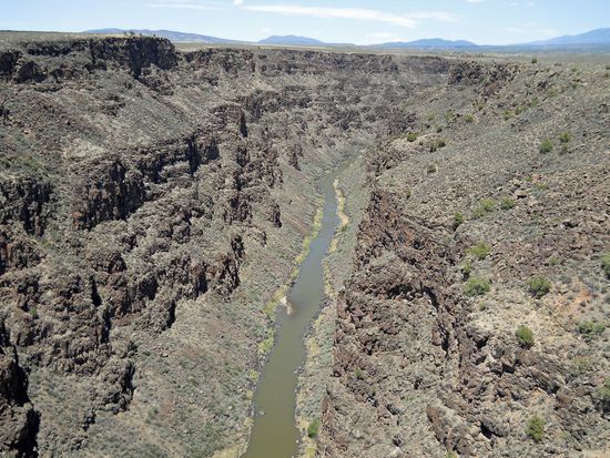 Blick von der River Gorge Bridge zum Colorado River - Nähe Taos, New Mexico.