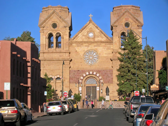 Santa Fe - die Kathedrale des Hl. Franz von Assisi
Die Kathedrale wurde zwischen 1869 und 1886 im Stil der französischen Neuromantik erbaut. Sie ist der krönende Abschluss der Baubemühungen von Erzbischof Lamy. Auch wenn sie sich von den Lehmziegelbauten der Umgebung abhebt, ist die Kathedrale eines der meistgefeierten Wahrzeichen Santa Fes.