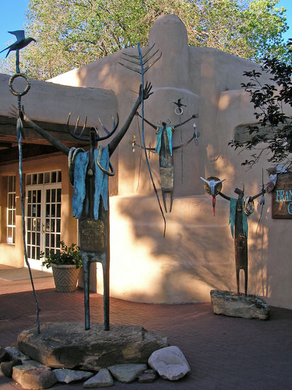 Vor der Frank Howell Gallery in Santa Fe - New Mexico. 
In Santa Fe finden sich mehr als 200 schöne Kunstgalerien.
Santa Fe ist einer der bedeutendsten Orte der amerikanischen Kunstszene.