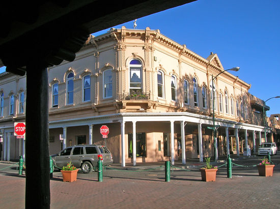Haus an der Plaza in Santa Fe.
Santa Fe ist ein Anziehungspunkt für Besucher aus aller Welt. 
Es wurde zur Pflicht gemacht, dass jeder Neubau im traditionellen Pueblo-Baustil zu errichten ist (Adobe-Bauweise). 
Erhaltene Gebäude und Anlagen wurden geschützt und restauriert. 
Das Ergebnis ist ein Stadtbild, das mit keiner anderen Stadt dieser Größe in den USA vergleichbar ist. Die Identifikation der Einwohner mit ihrer Stadt und die große Anziehungskraft auf Künstler und Urlauber beruht ganz maßgeblich auf dieser beispielhaft weitsichtigen Stadtplanung.