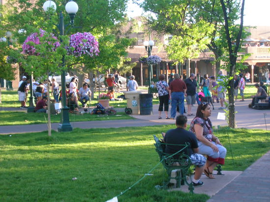 Lebhaftes Treiben im Park an der Plaza in Santa Fe.