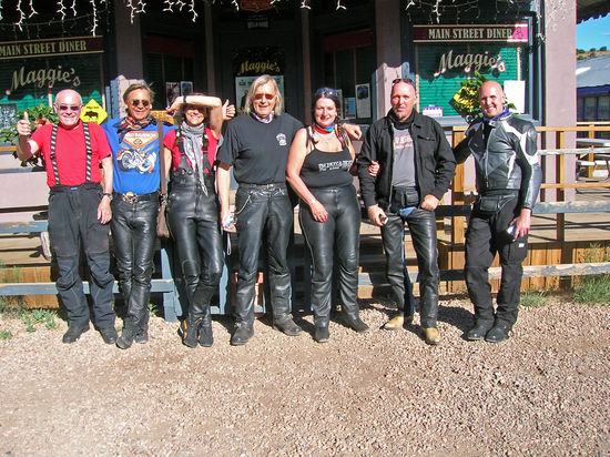 Auf dem New Mexico Scenic Byway (HW 14) fahren wir nach Madrid, wo der Film "Born to be wild" gedreht wurde. Freddy gefällt der Name der damaligen Motorradfahrer in dem Film so gut, dass wir uns ab sofort auch die "Wild Hogs" nennen.
Teilnehmer der Tour, von links nach rechts: Gerhard, Rudi mit seiner Frau Angelika, Rolf (Tourleiter) mit Uschi, Freddy mit seinem Sohn Joachim.