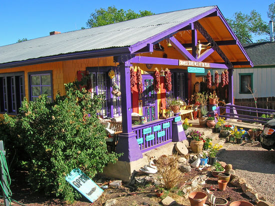 In dem kleinen Ort Madrid - New Mexico - finden sich viele hübsche Häuser und Lädchen.