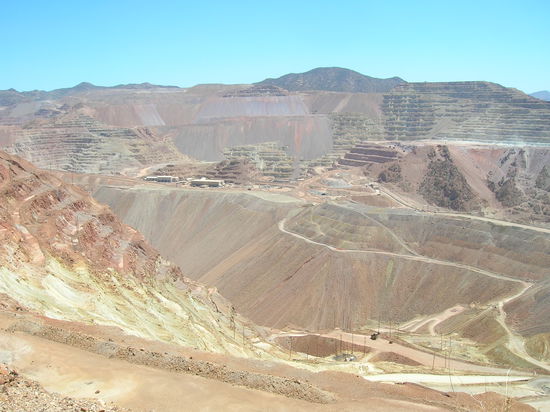 Clifton - Die Morenci Mine ist die größte Kupfermine Nordamerikas und eine der größten Minen der Welt. Der Minenbereich hat einen Durchmesser von etwa 5 km und eine Tiefe von über 400 m. In der übertage und untertage fördernden Mine werden hauptsächlich Kup-fer, Gold, Silber, Blei, Zink und Uran abgebaut. Die jährliche Produktion liegt bei ca. 4 Mio. Tonnen.