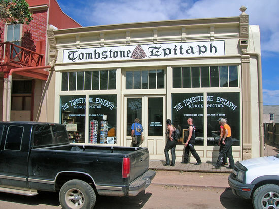 Tombstone: Rudi, Uschi, Joachim, Angelika und Gerhard auf dem Weg zur Besichtigung der Räumlichkeiten des Epitaphs.
Gegründet  1. Mai 1880 ist "The Epitaph" die älteste kontinuierlich erscheinende Zeitung in Arizona.