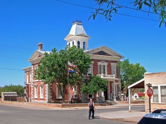 Tombstone Courthouse State Historic Park - Museum mit allen Stationen der damaligen Gerichtsbarkeit vom Sheriff-Office über Gerichtssäle und dem Gefängnistrakt bis zu den obligatorischen Galgen.