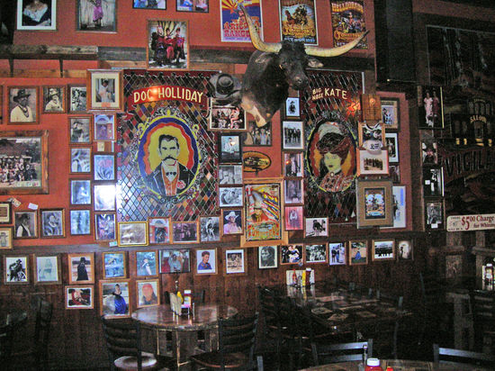 Saloon in Tombstone - Zwar lebt die Stadt von den Touristen, doch viele Bars, Saloons und Cafes werden auch von "echten" Cowboys und Ranchern aufgesucht, was dem Ort mehr Realität verleiht.