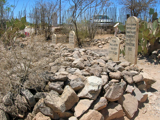 Boothill", wo jemand begraben liegt, der aus "Versehen" gehängt wurde. Viele berühmte Männer des Wilden Westens liegen hier begraben, u. a. Tom McLaury, Frank McLaury, Bill Clanton - getötet im "Gunfight at the OK-Corral", am 26.10.1881 in Tombstone. Bei dieser Schiesserei wurden Morgan und Virgil Earp und ihr Freund Doc Holliday verwundet.