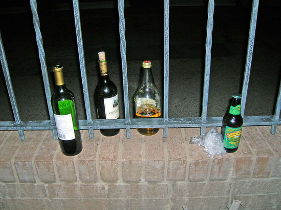 Tuscon - Nach dem gemütlichen Essen sitzen wir am Pool mit Bier und Wein und genießen den schönen Abend. Die Flaschen haben wir am Zaun stehen, damit im Pool-Bereich kein Glas zu Bruch gehen kann.