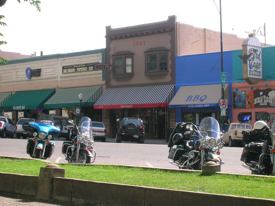 Prescott, Arizona - auf der Mainstreet finden sich urige Geschäfte, in den man schöne Dinge zu erschwinglichen Preisen erstehen kann.