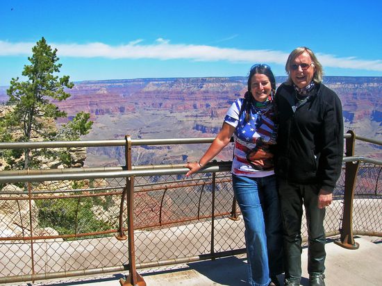 Der Grand Canyon, eine ca. 450 km lange Schlucht, zwischen 6 und 30 km breit, bis zu 1.800 m tief, die während Millionen von Jahren vom Colorado River ins Gestein des Colorado-Plateaus gegraben wurde, wird im Jahr von ca. 5 Mio. Menschen besucht. Auch wir machen hier immer wieder gerne einen Besuch.