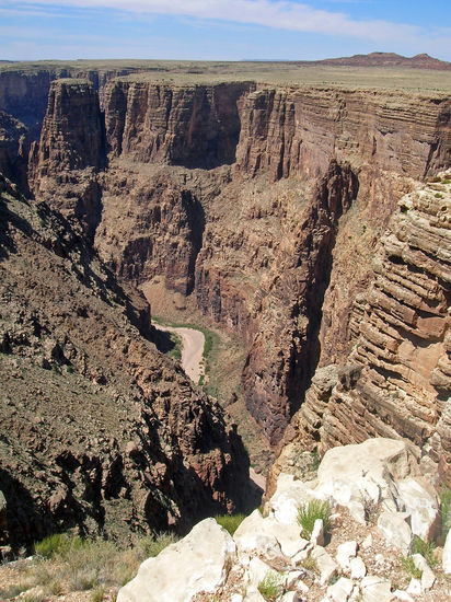 Little Colorado River Gorge ist der kleine Bruder vom Grand Canyon. Der Little Colorado River (entspringt in den White Mountains im Apache County) ist einer der beiden großen Nebenflüsse des Colorado River. Unmittelbar bevor er in den Colorado River mündet, hat er eine kleine spektakuläre Schlucht geschaffen. Diese ist sehr eng und schmal, bietet aber abenteuerlich steile Einblicke.